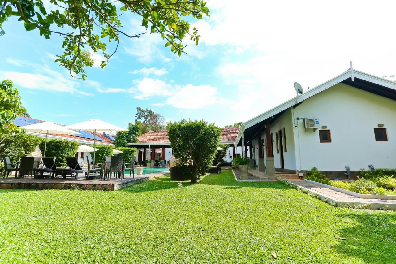 Swanee Grand Hotel Negombo Exterior foto