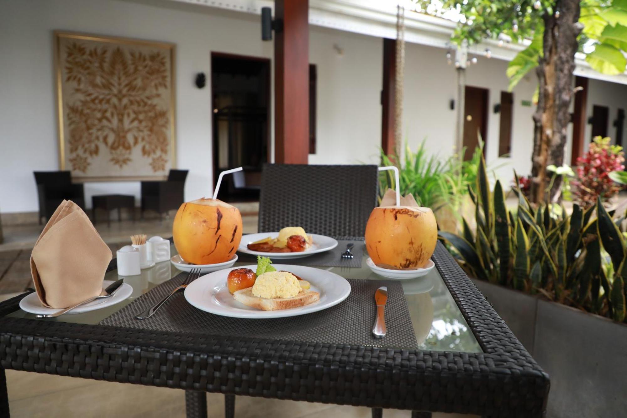 Swanee Grand Negombo Exterior foto